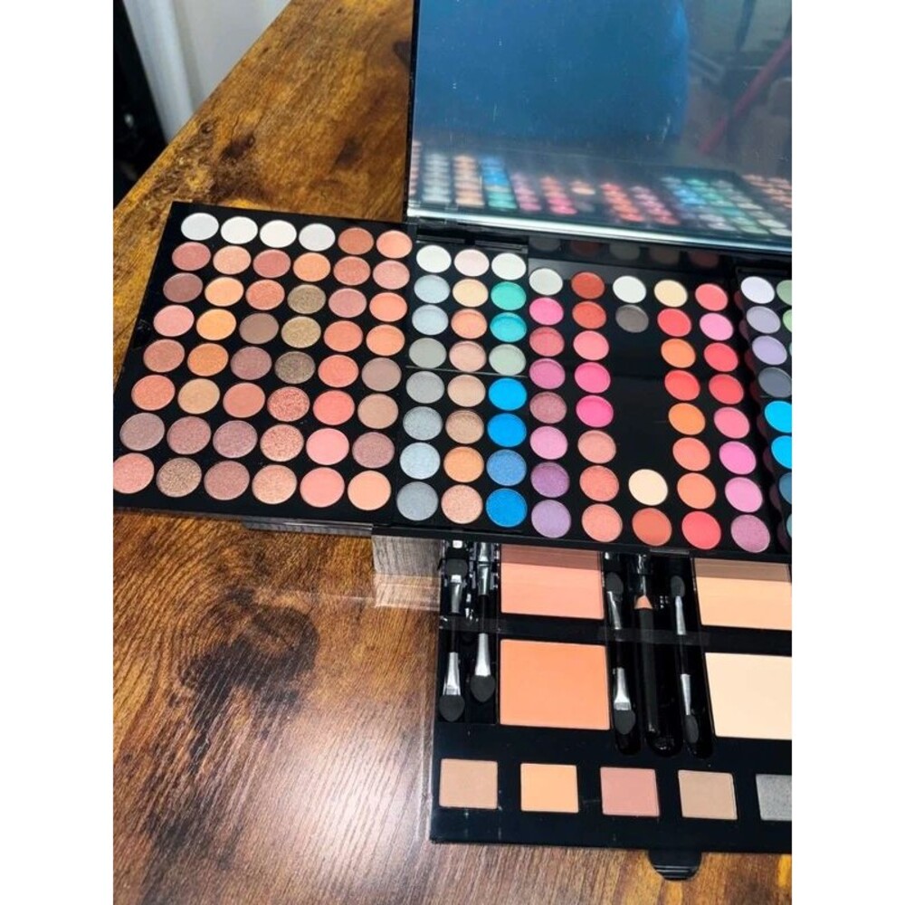 Makeup kit. - Picture 6 of 8